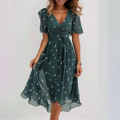 👗💙 50% RABATT! | V-ringad Blommidiklänning – Kortärmad Must-Have!