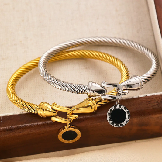 Vintageinspirerat armband med delikat spiralreptextur och hästskospänne