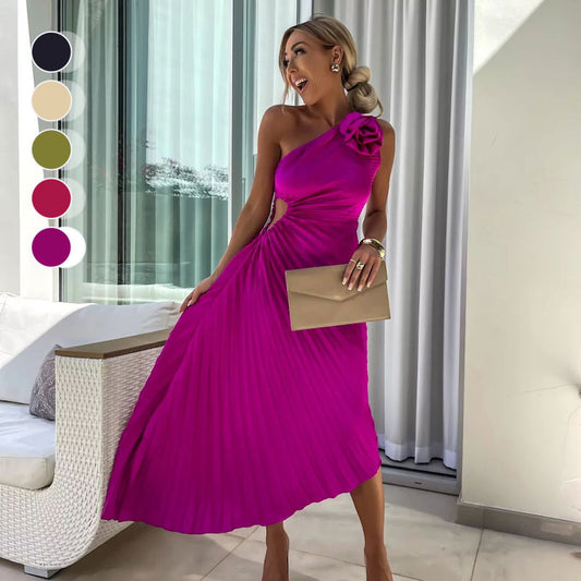 Asymmetrisk plisserad klänning med snedställd halsringning