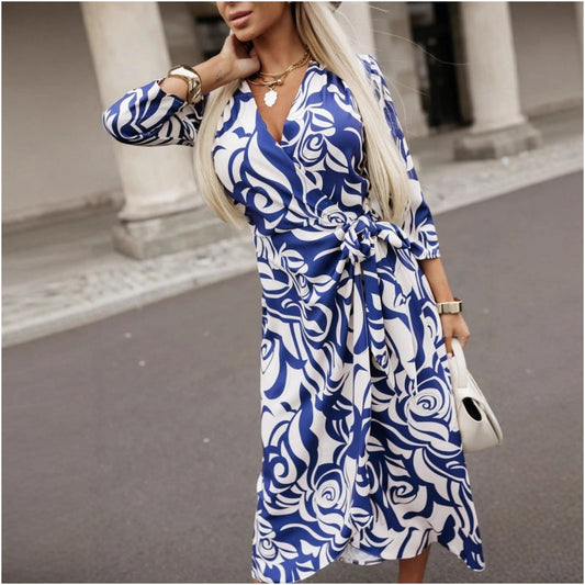 🔥 V-ringad klänning med TRENDIGT mönster + midjeknut 💫