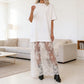 Modern t-shirtklänning med lager på lager och spetskant