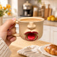 Rolig keramisk mugg med tungan ut