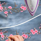 Elegant strykmärke med plommonblomstmotiv