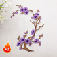 Elegant strykmärke med plommonblomstmotiv